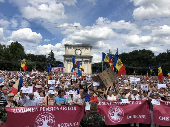 В центре Кишинева в воскресенье проходят сразу две акции протеста: одна - против действующей власти, другая - сторонников партии "Шор" и противников повышения цен на бензин. 