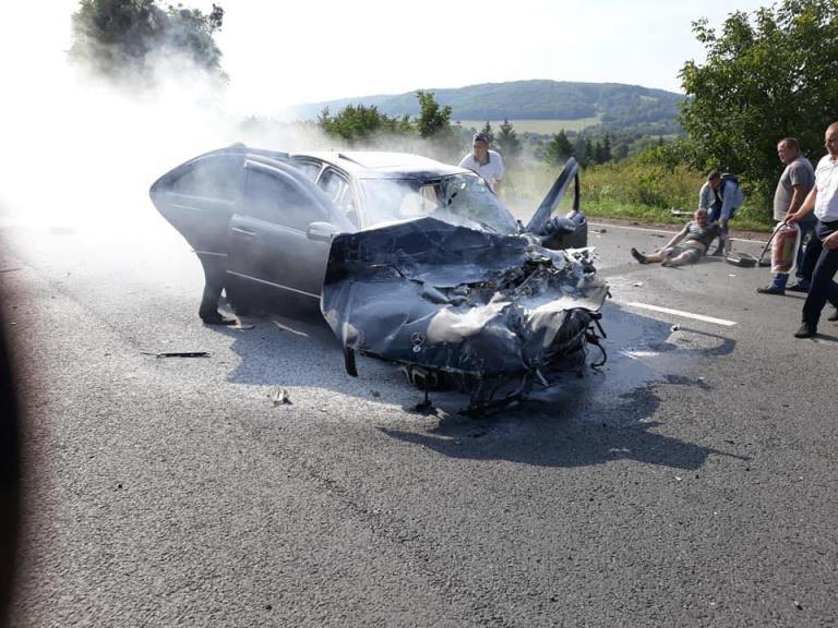 Туристический автобус сообщением "Херсон-Варшава" съехал в кювет вблизи Золочева в результате столкновения с легковым автомобилем. В ДТП пострадала одна из пассажирок автобуса и пассажир автомобиля Mercedes, он в тяжелом состоянии. 