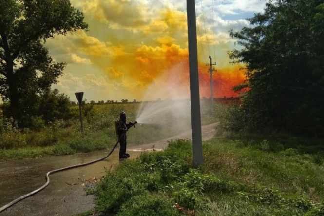 С автоцистерны на трассе Днепр-Кобеляки-Решетиловка Р-52 за пределами населенного пункта села Ивановка вытекло почти 4 тонны азотной кислоты. 