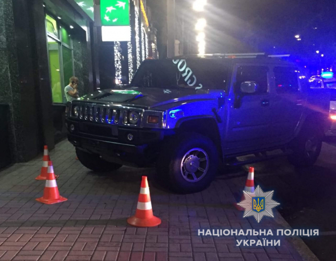 Суд арестовал автомобиль Hummer, за рулем которого Кирилл Островский сбил насмерть 10-летнюю девочку на пешеходном переходе в Киеве. 