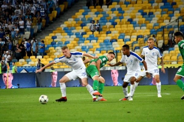 В матче седьмого тура Премьер-лиги киевское "Динамо" проиграло львовским "Карпатам" - 2: 0. 