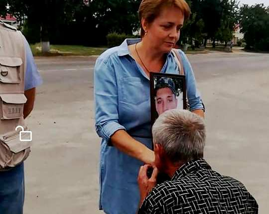 В Вышгороде, под Киевом, водителя маршрутки за отказ предоставить льготный проезд матери погибшего в АТО бойца поставили на колени и заставили целовать ей руки. 
