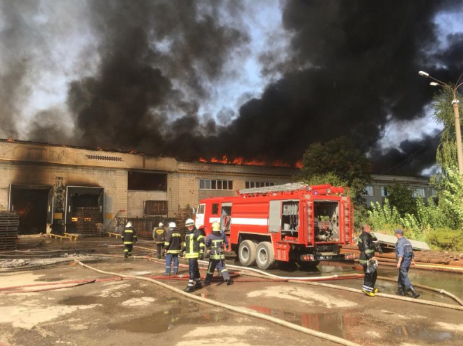 Спасатели локализовали масштабный пожар на территории картонного комбината в Житомире. 