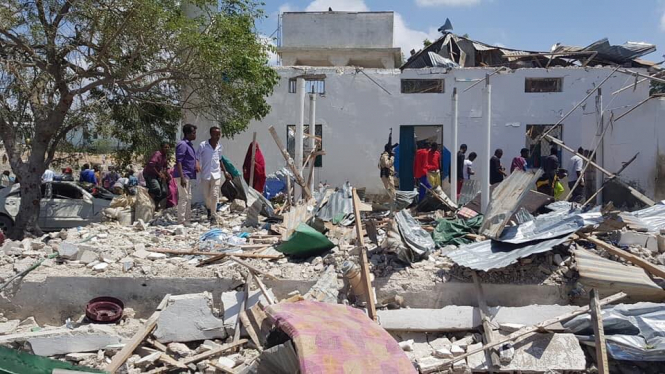 В столице Сомали Могадишо террорист-смертник атаковал правительственное здание, в результате взрыва авто со взрывчаткой, которое въехало в здание, трое военных погибли, еще 14 человек ранены. 