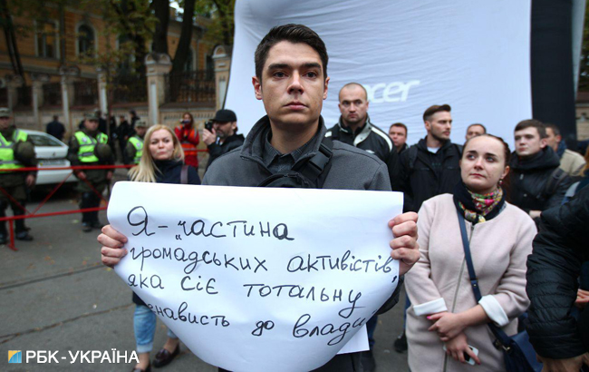 У Администрации президента Украины началась акция солидарности с пострадавшими от нападений активистами. 