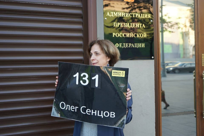 Российская правозащитница Зоя Светова в пятницу, 21 сентября, провела одиночный пикет под Администрацией президента РФ в поддержку украинского режиссера, политзаключенного Кремля Олега Сенцова. 