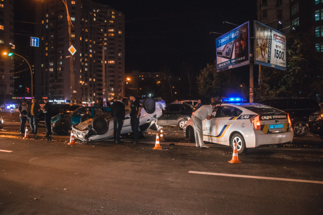 В Киеве 22 сентября на пересечении Харьковского шоссе и улицы Тростянецкой произошло масштабное ДТП из четырех машин с опрокидыванием. Daewoo Lanos столкнулся с автомобилями Ford, Skoda и Mitsubishi. 