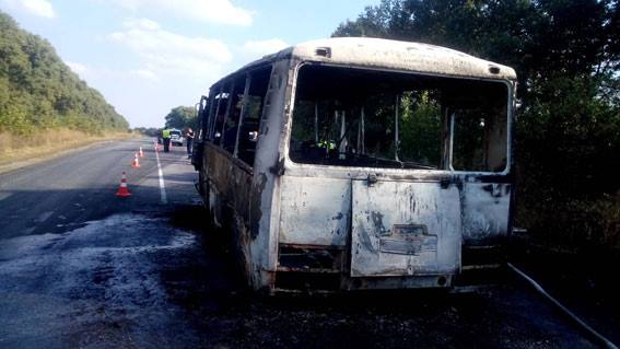 В пятницу, 21 сентября, на автодороге возле села Штеповка Лебединского района во время движения загорелся автобус. В салоне было двадцать воспитанников Хоружиского центра социально-психологической реабилитации детей и два воспитателя. Никто из них не пострадал. 