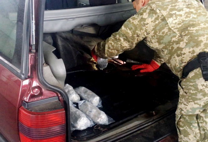 На пункте пропуска "Гоптовка" в Харьковской области правоохранители изъяли 21 килограмм наркотического вещества. 