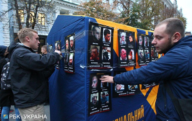 У Администрации президента Украины началась акция солидарности с пострадавшими от нападений активистами. 