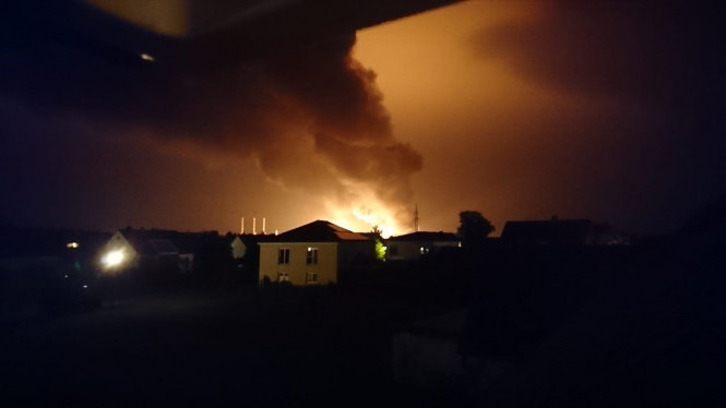 На территории нефтеперерабатывающего завода Bayernoil в баварском Фобург-на-Дунае вспыхнул сильный пожар. 