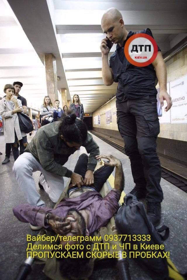 В киевском метрополитене на станции "Контрактовая площадь" мужчина бросился под поезд. 