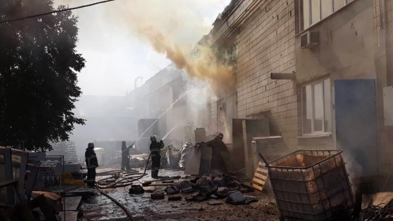 Спасатели локализовали масштабный пожар на территории картонного комбината в Житомире. 