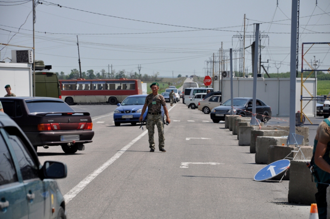 На контрольных пунктах въезда-выезда в пределах Донецкой области движение граждан осуществляется только в направлении временно оккупированной территории, в обратном направлении движения граждан и транспорта нет. 