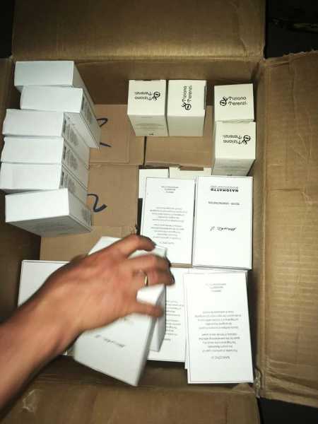 Национальной полиция в Одессе перекрыла контрабандный канал поставки на территорию Украины контрафактных парфюмерных изделий известных мировых брендов. 