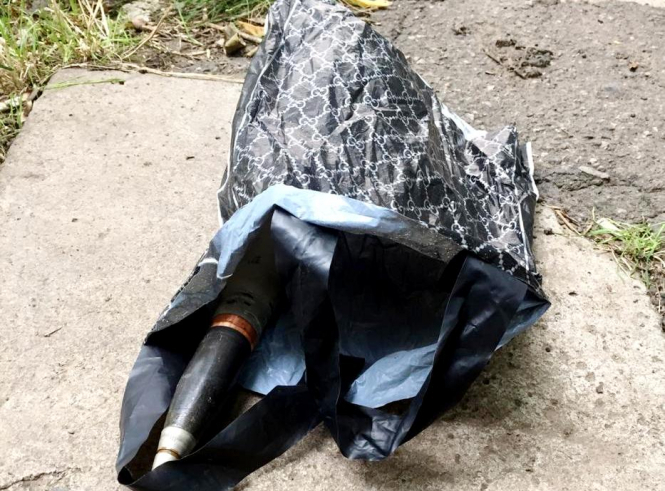 40-летний житель Суворовского района выбросил боевой снаряд через окно своей квартиры, расположенной на тринадцатом этаже. 