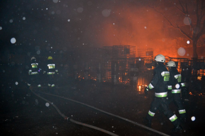 В Днепре произошел пожар на территории автотранспортного предприятия по улице Орловской. Огнем уничтожено 300 единиц пластиковых емкостей для транспортировки жидких и сыпучих грузов, а также повреждены десять грузовиков. 