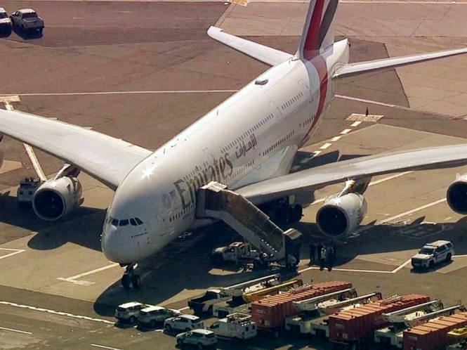Власти Нью-Йорка поместили в карантин самолет авиакомпании Emirates, который прилетел из Дубая. Выяснилось, что многие из его пассажиров больные. 