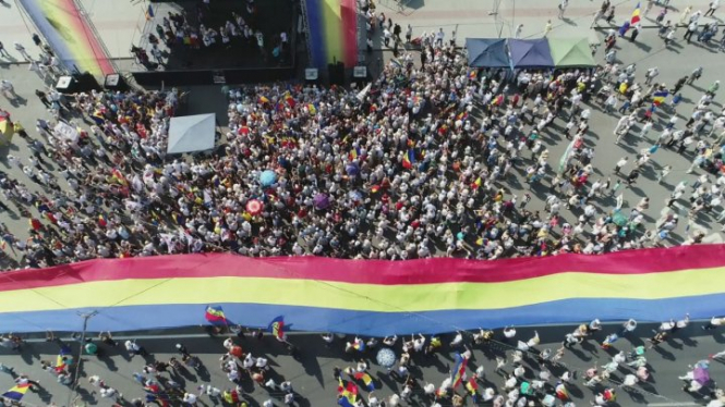 Несколько тысяч сторонников объединения Молдовы с Румынией собрались на митинг в центре Кишинева. 