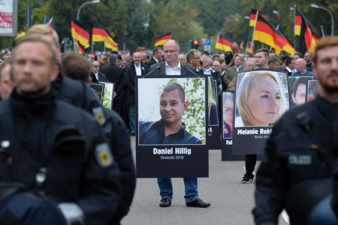 В немецком городе Хемниц на протестах за и против политики страны в отношении беженцев полиция задержала 300 участников столкновений между сторонниками разных взглядов 1 сентября. 