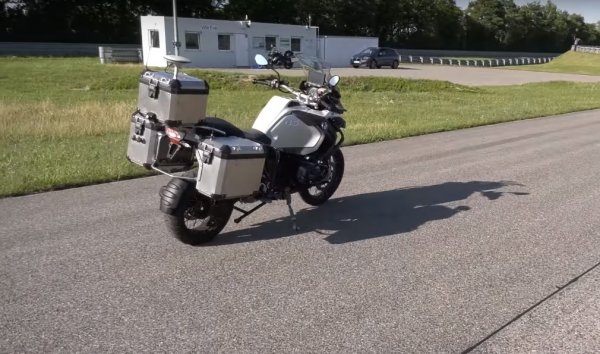 
Компания BMW представила прототип беспилотного мотоцикла, который может передвигаться без человека за рулем. 