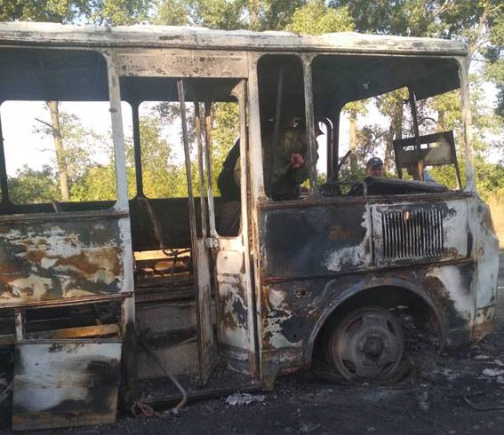 В пятницу, 21 сентября, на автодороге возле села Штеповка Лебединского района во время движения загорелся автобус. В салоне было двадцать воспитанников Хоружиского центра социально-психологической реабилитации детей и два воспитателя. Никто из них не пострадал. 