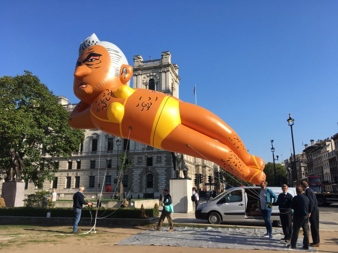 В правительственному квартале Лондона в небо запустили надувную фигуру мэра города Садыка Хана в бикини. 