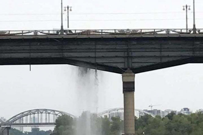 В Киеве из-за прорыва трубы мост Патона превратился в "гигантский водопад". 