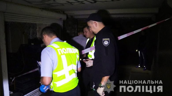 В Киеве в подземном переходе на проспекте Лобановского найден мужчина с ножевыми ранениями. Правоохранители разыскивают причастных к убийству. 