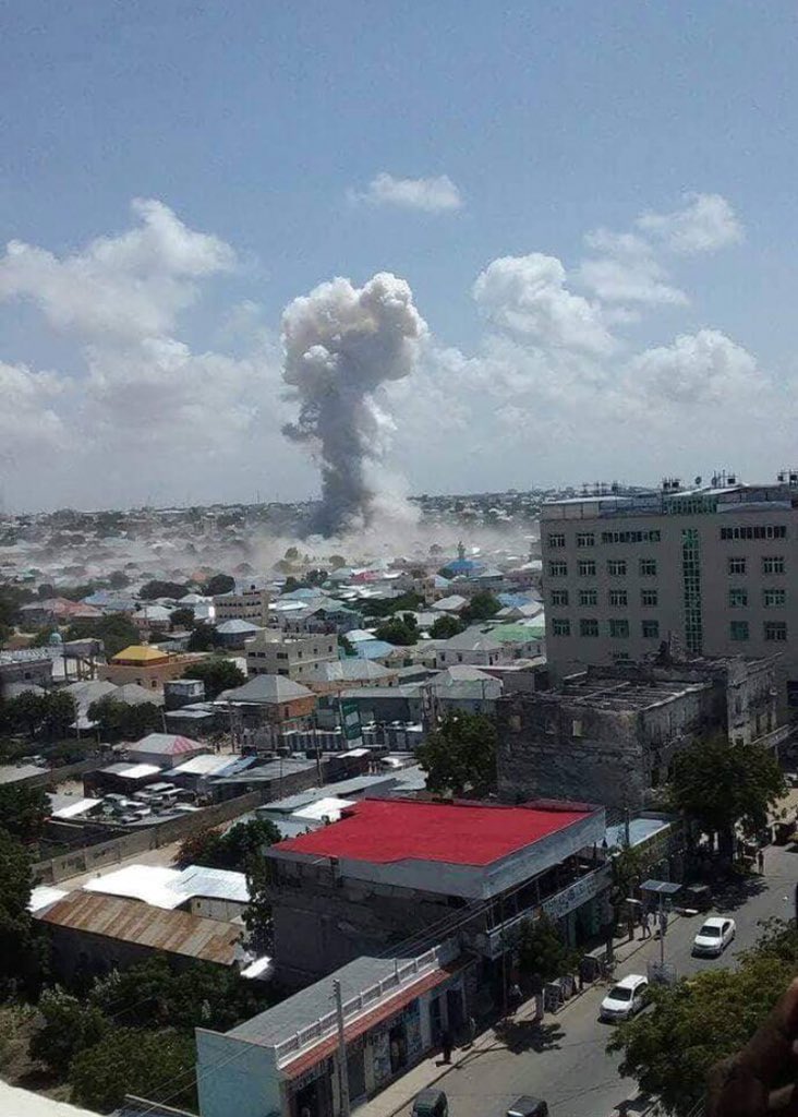 В столице Сомали Могадишо террорист-смертник атаковал правительственное здание, в результате взрыва авто со взрывчаткой, которое въехало в здание, трое военных погибли, еще 14 человек ранены. 