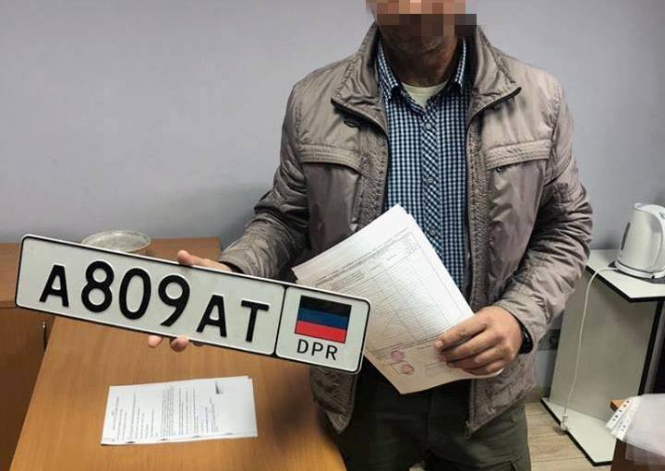 Сотрудники Службы безопасности Украины после сообщений в Интернете задержали в Киеве автомобиль Peugeot 301 с номерами так называемой ДНР. 