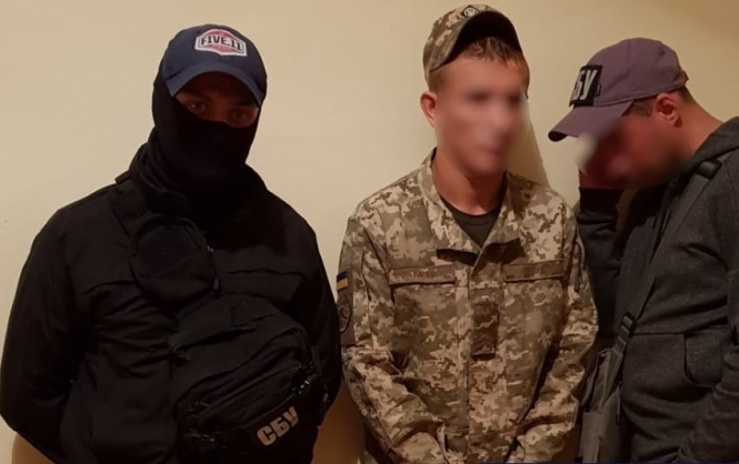 Военная прокуратура задержала в Киеве двух военнослужащих одной из воинских частей после сбыта психотропного вещества. 