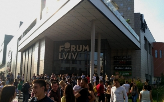 Во Львове из-за сообщения о заминировании эвакуировали посетителей торгово-развлекательного центра. 