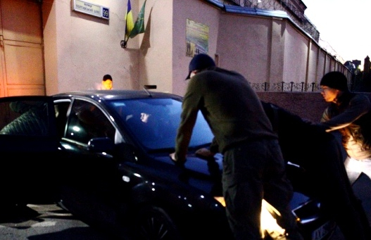 Автомобиль с освобожденным антимайдановцем Игнатом Кромским заблокировали на выезде из следственного изолятора. 