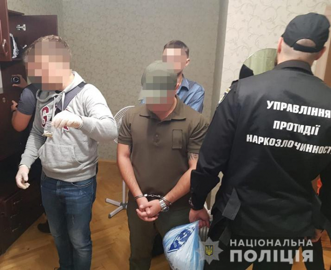 В Киеве задержали инспектора отдела режима и охраны одного из СИЗО, который реализовывал наркотики на территории учреждения среди заключенных. 