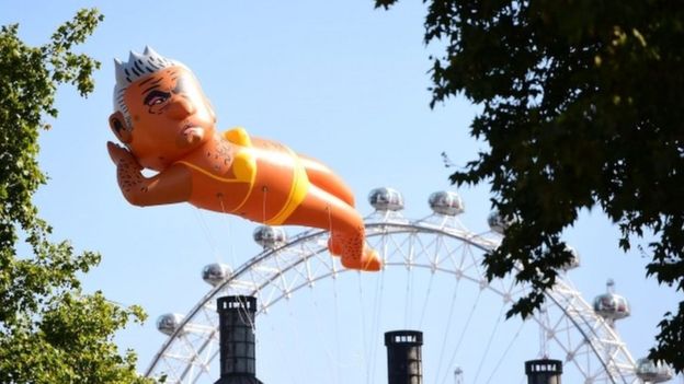 В правительственному квартале Лондона в небо запустили надувную фигуру мэра города Садыка Хана в бикини. 