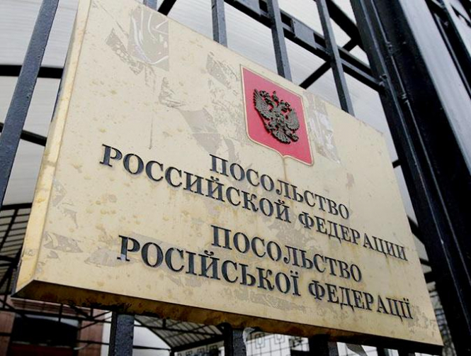 Посольство России направило ноту протеста в Министерство иностранных дел Украины в связи с "хулиганской акцией" у здания Торгового представительства РФ в Киеве. 