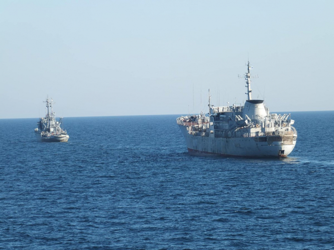 Украинская поисково-спасательное судно A500 "Донбасс" и морской буксир A830 "Корец" следуют из Одессы в Бердянск, где станут основой вновь военно-морской базы украинского флота на Азовском море. 