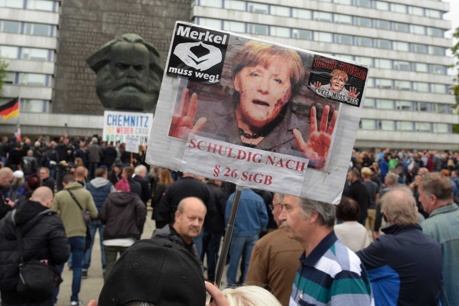 В немецком городе Хемниц на протестах за и против политики страны в отношении беженцев полиция задержала 300 участников столкновений между сторонниками разных взглядов 1 сентября. 