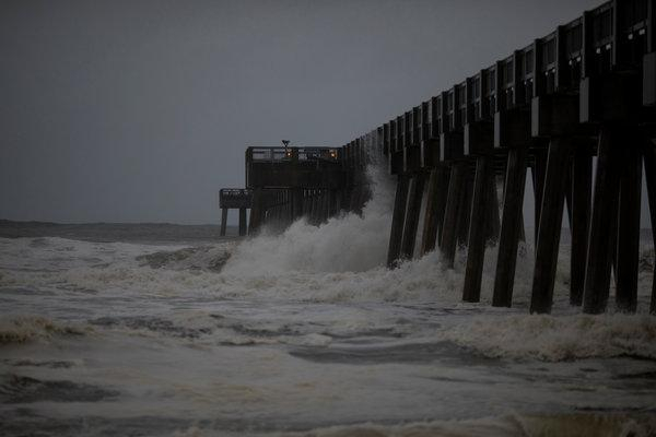
На побережье вблизи американского города Йорк Бич в штате Флорида 10 октября обрушился мощный ураган "Майкл". 