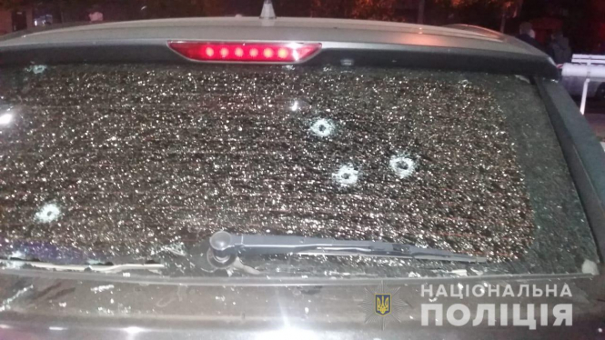 В Киевском районе Одессы во время остановки на светофоре злоумышленников расстреляли автомобиль и скрылись с места происшествия. 