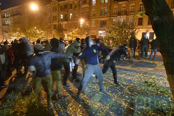 После завершения совместного марша националистов в Киеве вечером 14 октября члены организаций С14 и "Традиция и порядок" приишлы в офис объединенной Социал-демократической партии Украины возле столичной станции метро "Университет". 