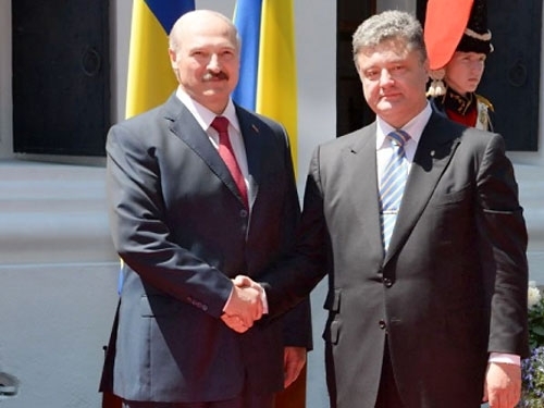 
Президент Петр Порошенко и глава Беларуси Александр Лукашенко договорились об открытии украинского телеканала в Беларуси. 