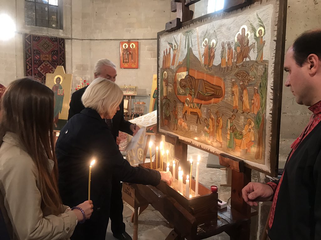 Во французском городе Санлис в рамках международной акции "Зажги свечу памяти" почтили память жертв Голодомора 1932-1933 годов в Украине. 