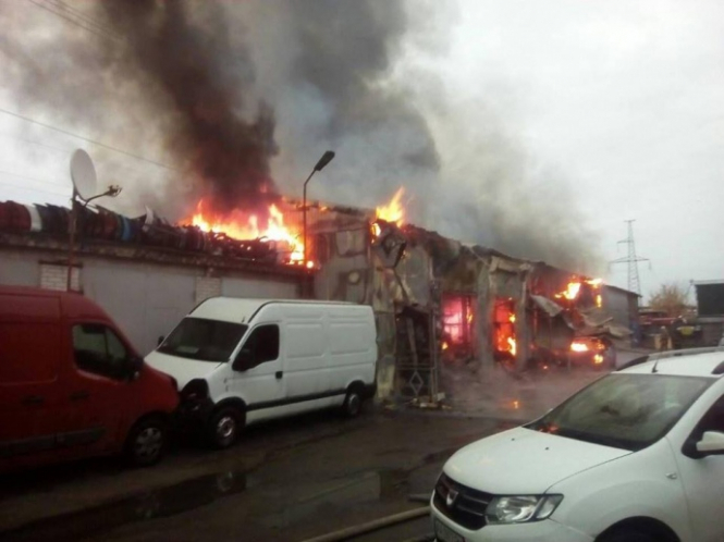 В Киеве во время пожара на станции технического обслуживания (СТО) сгорели семь автомобилей. 
