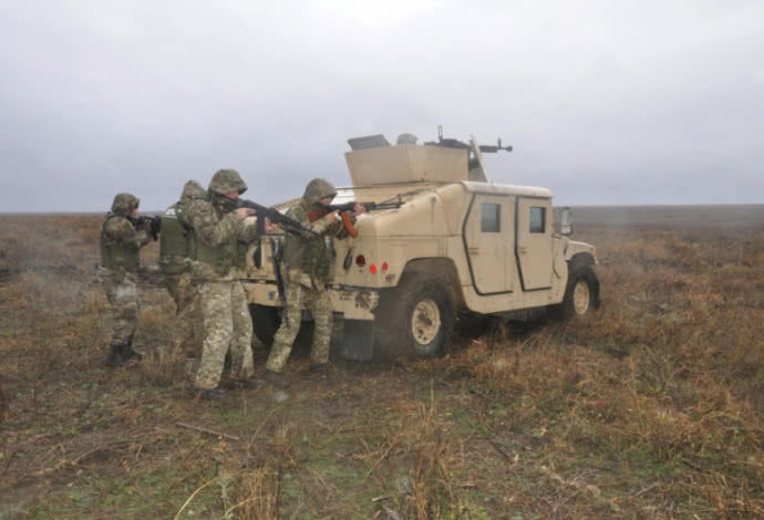 Подразделения Донецкого пограничного отряда из состава сил и средств противодесантной обороны Объединенных сил провели учения по охране и обороне побережья Азовского моря. 
