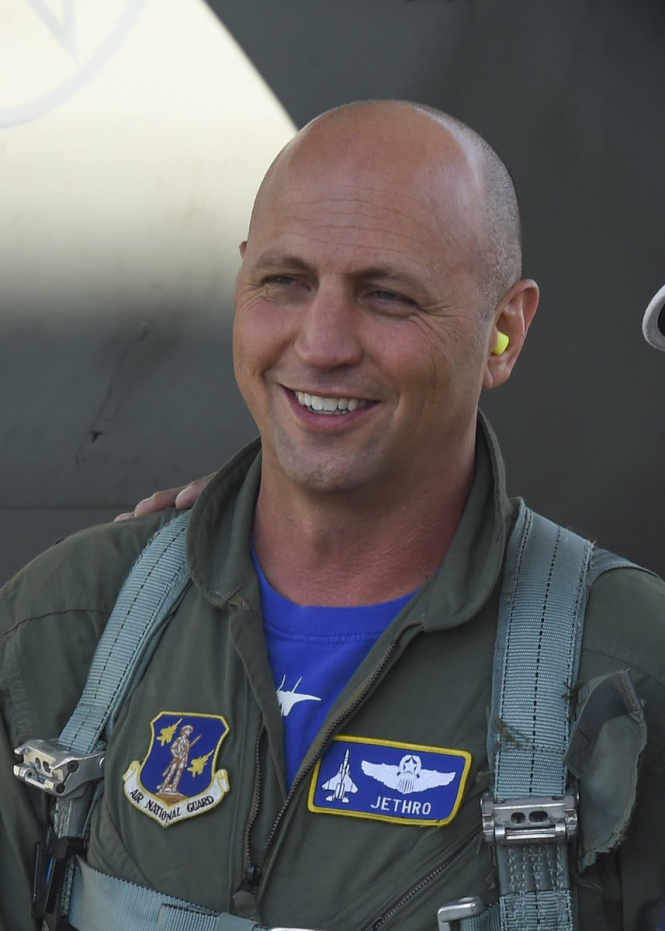 В результате крушения военного самолета Су-27 во время учений "Чистое небо" погиб американский подполковник пилот Сет Неринг по прозвищу "Джетро". 