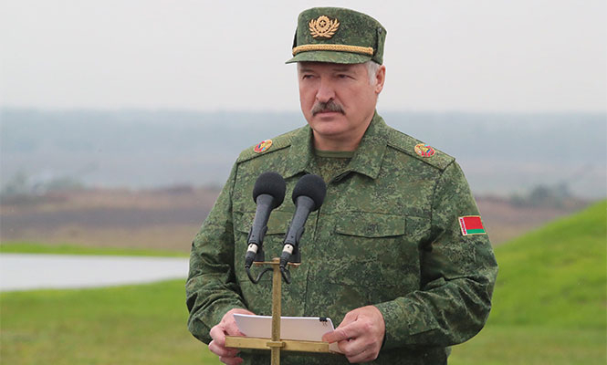 
Президент Беларуси Александр Лукашенко предложил решать проблему с теми, кто уклоняется от срочной военной службы, отправляя студентов в армию во время летних каникул. 