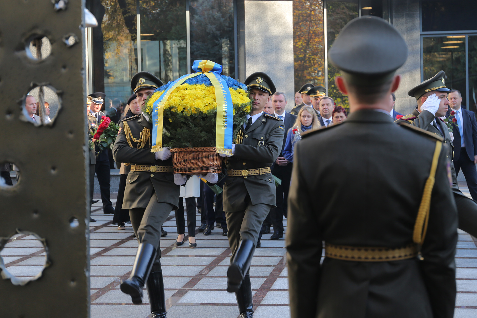 На территории Министерства обороны в Киеве состоялась торжественная церемония открытия Зала памяти защитников Украины - мемориального комплекса памяти погибших военнослужащих Вооруженных сил. 