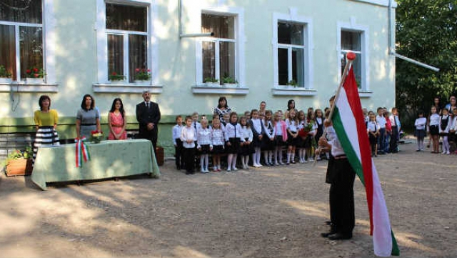 Венгерское правительство решило финансово поддержать венгерских преподавателей на Закарпатье. 